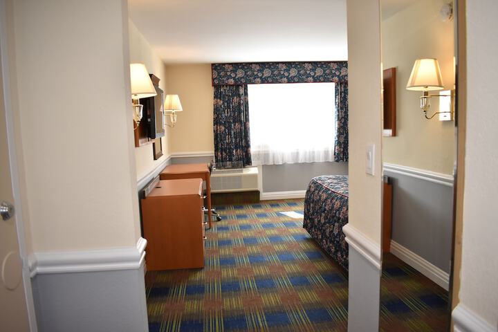 1 King Bed (5 of 7)