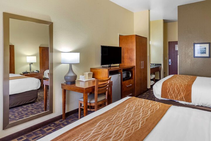 2 Queen Beds (6 of 9)