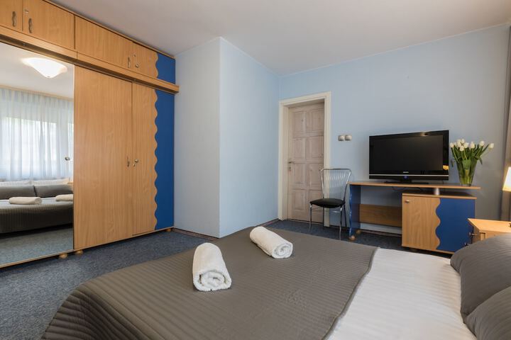 Room 9 of 180
