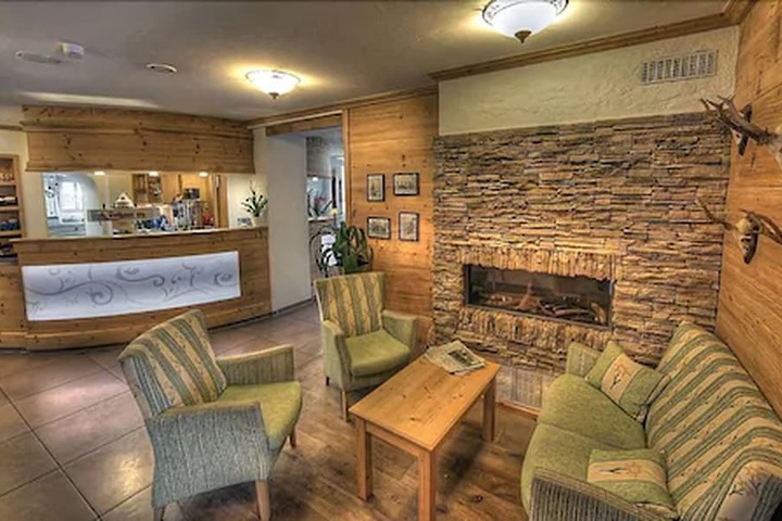 Lounge 31 of 41