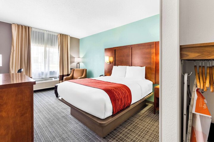 1 Queen Bed Accessible (5 of 12)
