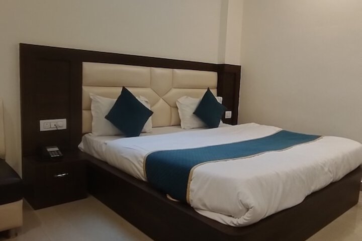 Room 2 of 28
