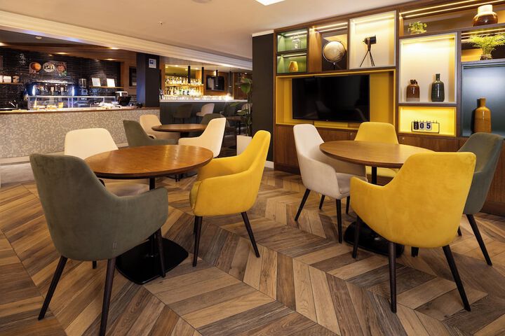 Lounge 78 of 101