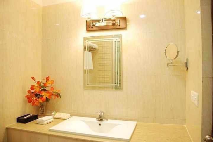 Room 4 of 9