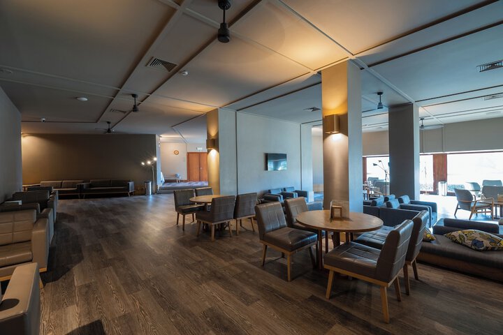 Lounge 73 of 84