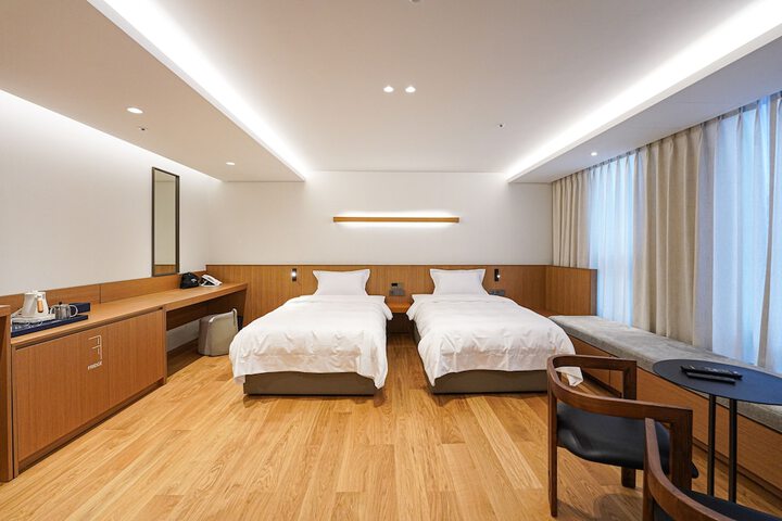 Room 12 of 76