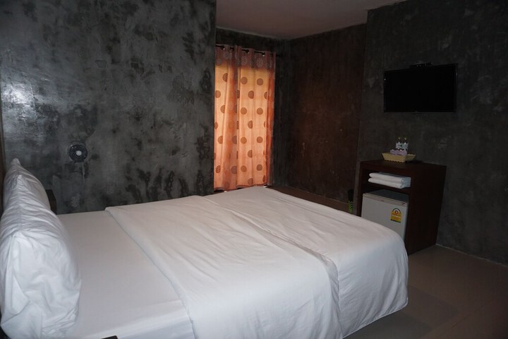 Room 9 of 32