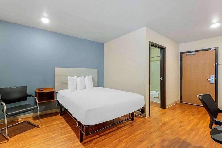 Standard Studio 1 Queen Bed (8 of 9)