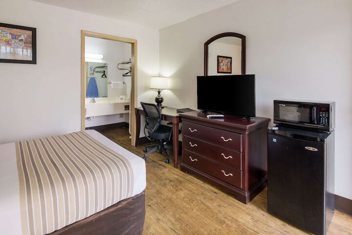 1 Queen Bed (11 of 15)