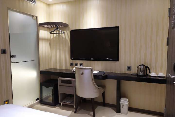 Room 10 of 26