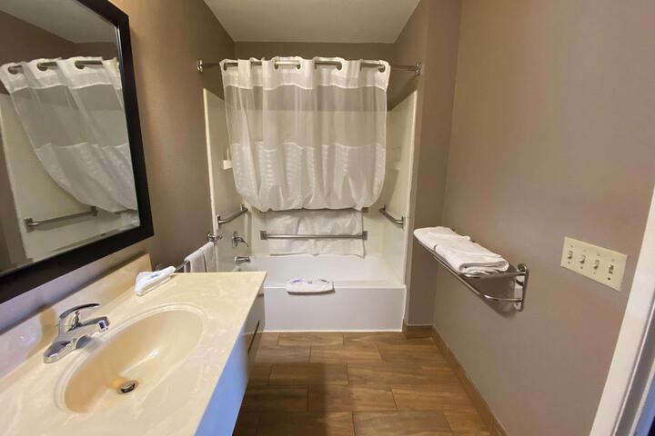 2 Queen Beds (7 of 8)