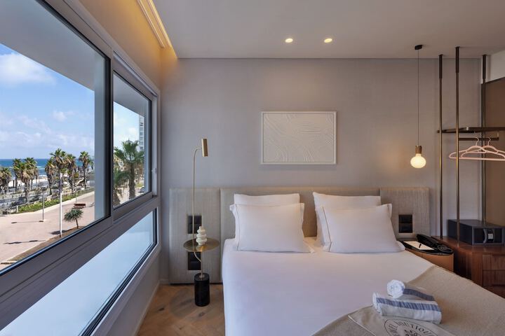 Room 32 of 75
