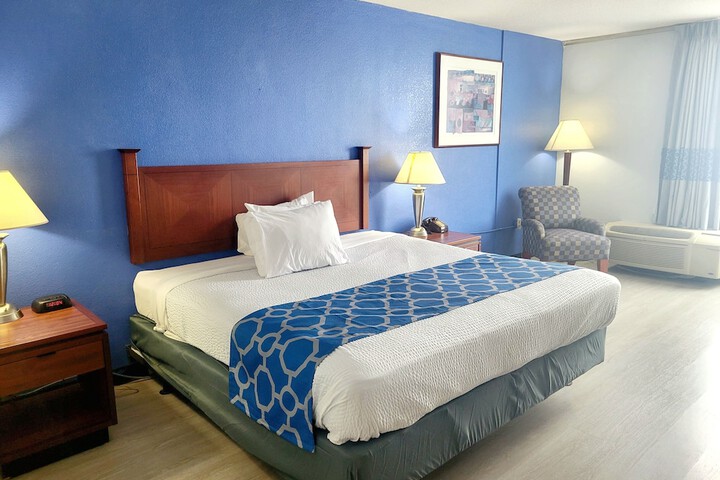 1 King Bed (2 of 14)