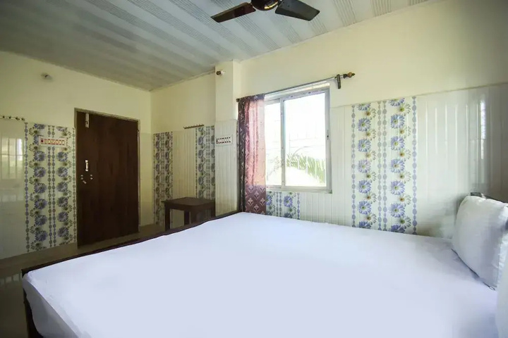 Room 4 of 12