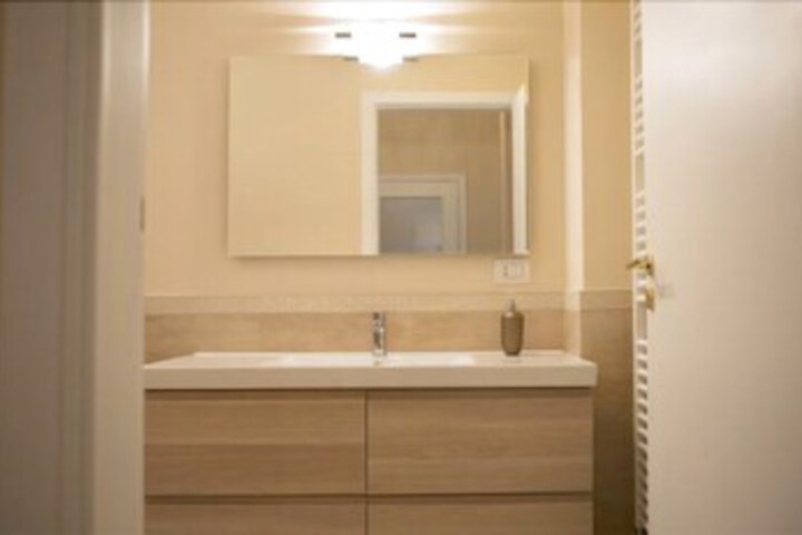 Room 2 of 10