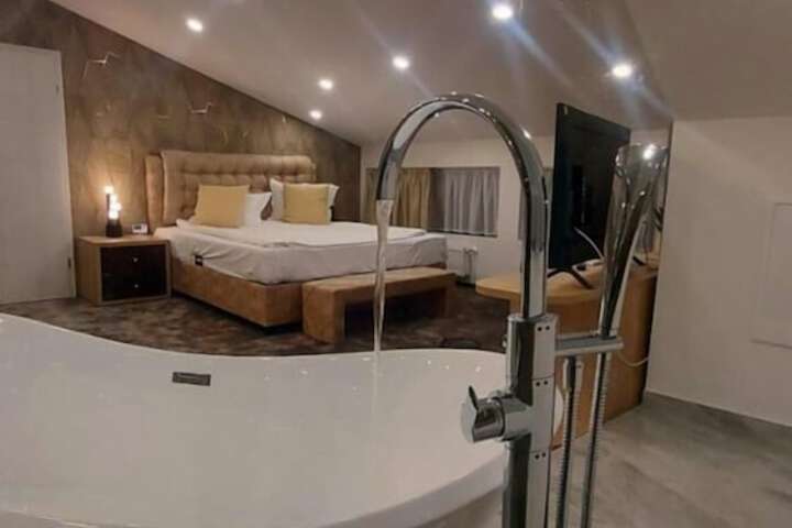 Room 43 of 98