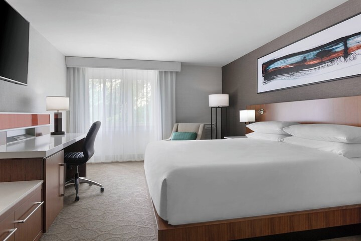 1 King Bed (10 of 10)