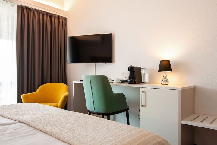 Room 6 of 48