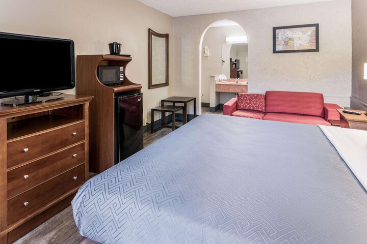 1 King Bed (23 of 23)
