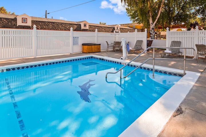 Pool Hotel