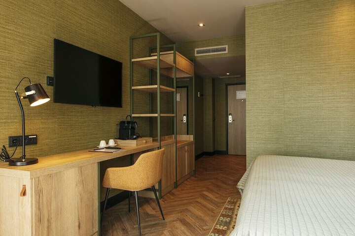 Room 28 of 70