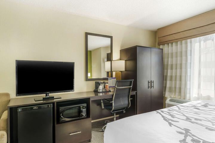 1 Queen Bed (1 of 10)