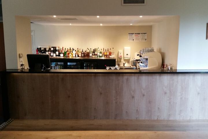 Lounge 65 of 77