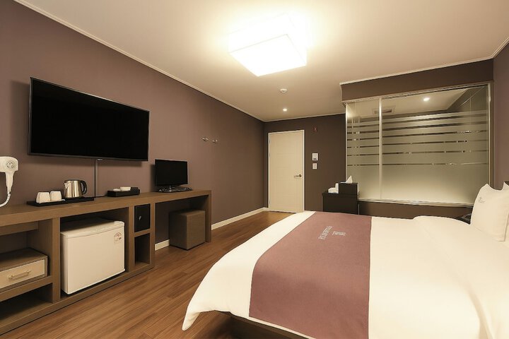 Room 53 of 85