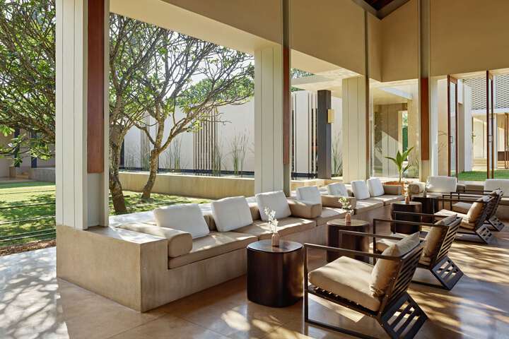 Lounge 5 of 13