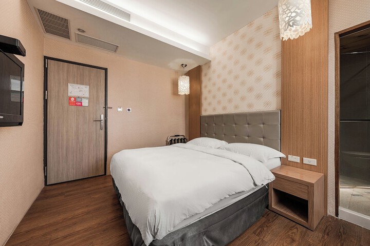Room 32 of 65