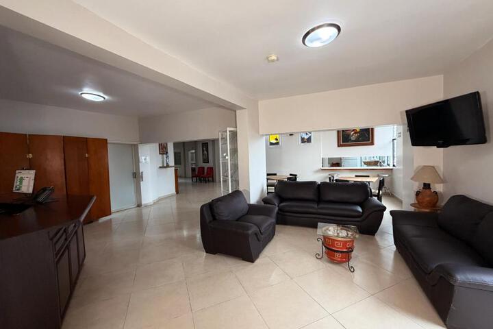 Lounge 8 of 23