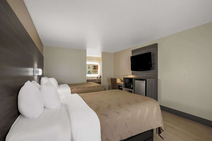 2 Double Beds (8 of 10)