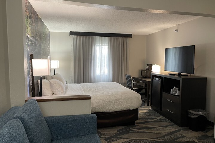 Efficiency King Bed (4 of 24)