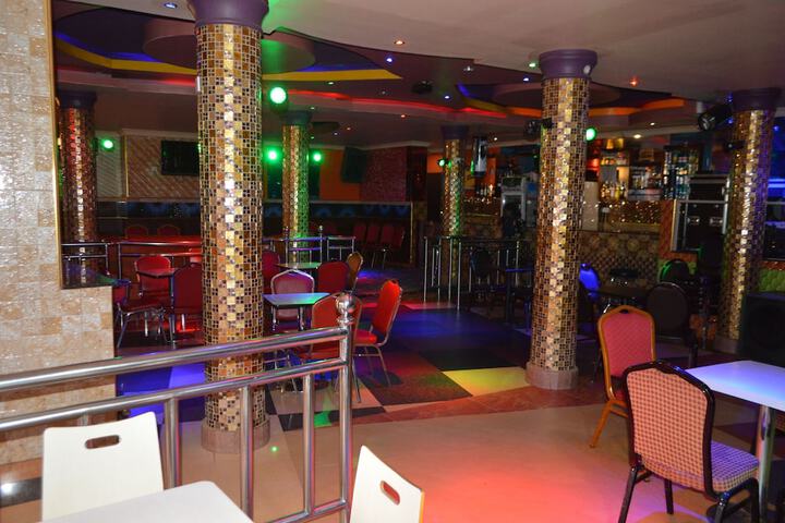 Lounge 45 of 80