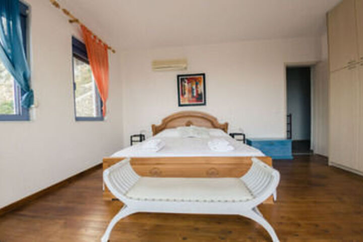 Room 10 of 34
