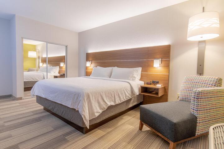 Suite 2 Queen Beds (1 of 8)