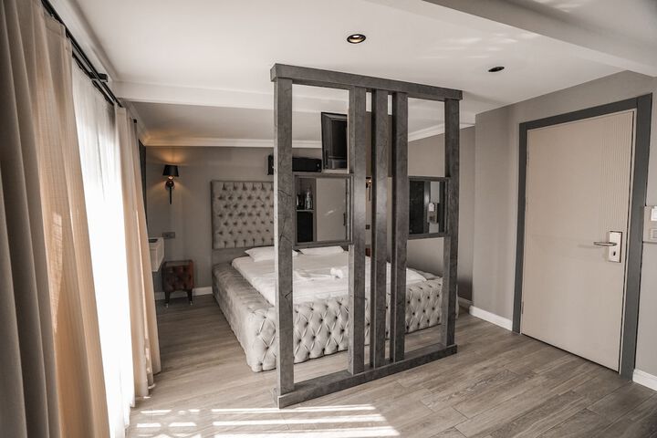 Room 6 of 27