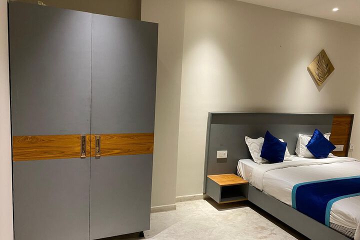 Room 4 of 7