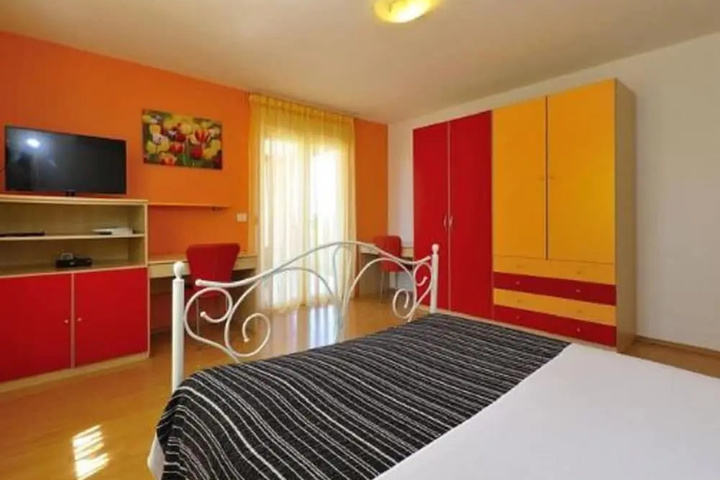 Room 2 of 19