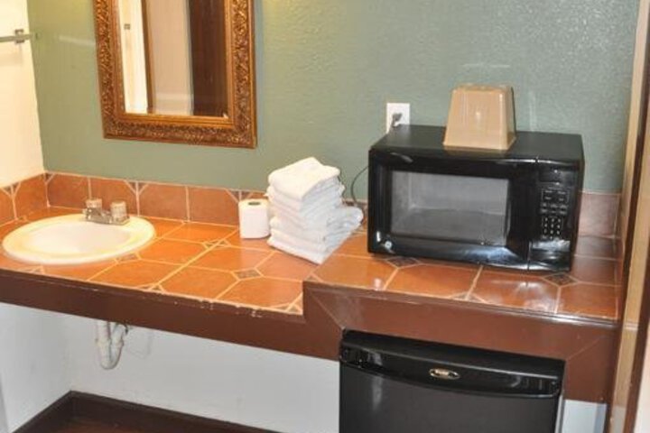 MOTEL PASADENA INN SUITES