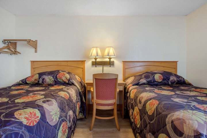 2 Double Beds (10 of 10)