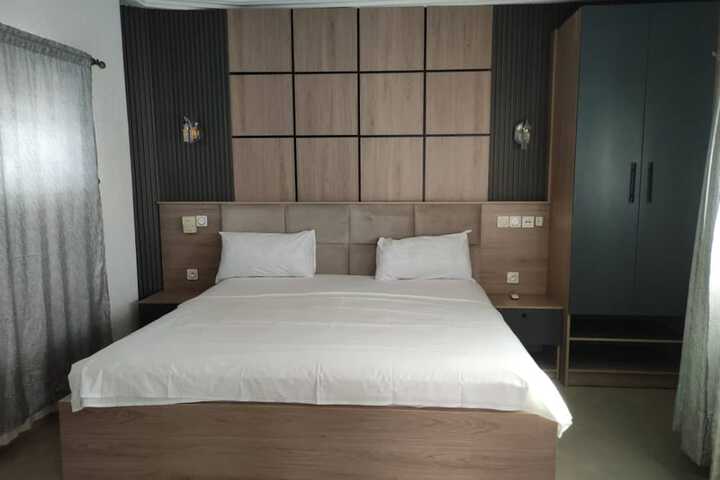 Room 18 of 156
