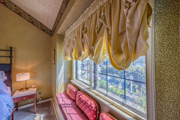 Room 28 of 50