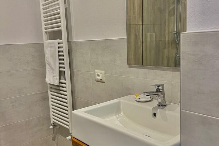Room 10 of 16