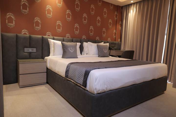 Room 11 of 32