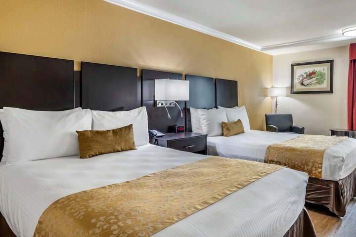 2 Queen Beds Refrigerator High Speed Internet Accessible Coffee Maker, Hairdryer Iron and Iro (5 of 6)