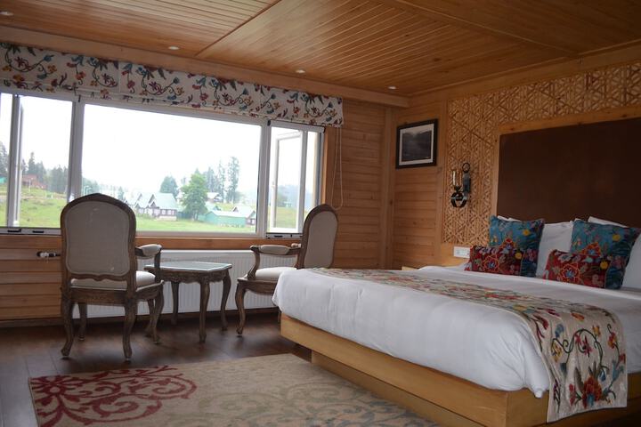 Room 4 of 10