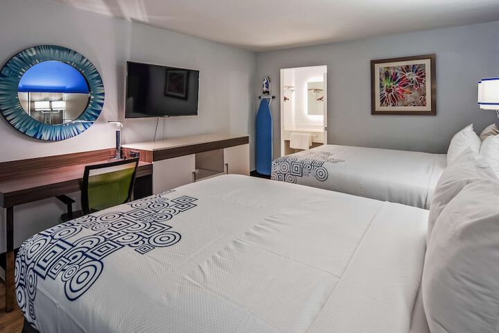2 Queen Beds Microwave and Refrigerator Flat Screen Television High Speed Internet Accessible Coffee Maker Full Breakfast (6 of 12)