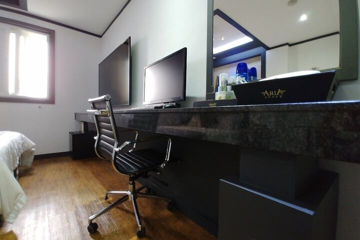 Room 29 of 293