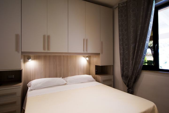 Room 3 of 76